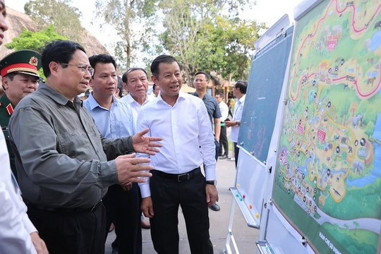 Thủ tướng Phạm Minh Chính khảo sát, chỉ đạo giải quyết các vấn đề cấp bách tại Phú Quốc trong lĩnh vực tài nguyên môi trường