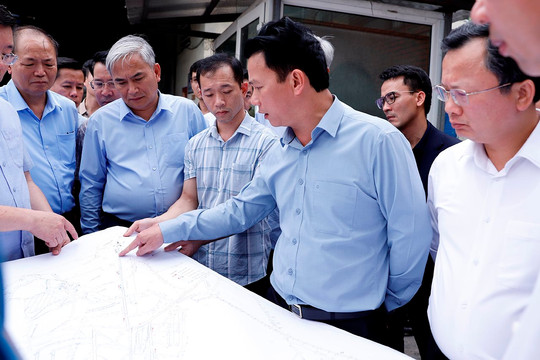 Bộ trưởng Đặng Quốc Khánh kiểm tra hiện trường vụ tai nạn hầm lò tại Quảng Ninh