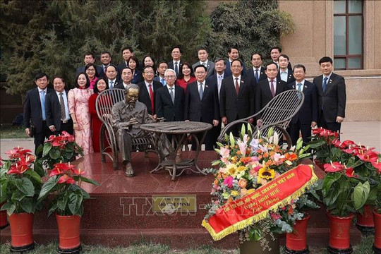 Hình ảnh cuộc gặp gỡ giữa Chủ tịch Quốc hội Vương Đình Huệ và cộng đồng người Việt Nam tại Trung Quốc