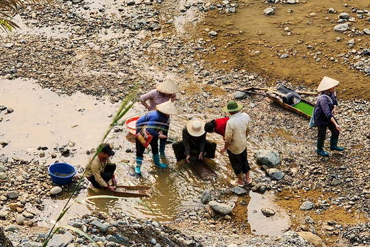 Phong Thổ (Lai Châu): Người dân kéo nhau xuống sông Nậm Na đãi vàng