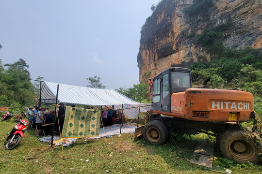 Cẩm Thủy (Thanh Hóa): Người dân dựng lều phản đối xây dựng bãi tập kết rác