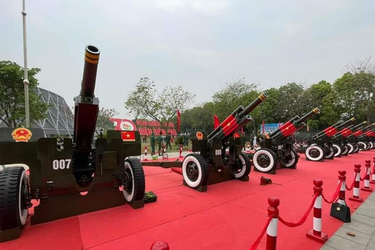 Dàn pháo lễ và máy bay trực thăng đã được tập kết tại Điện Biên
