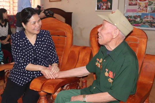 Bí thư Tỉnh ủy Lai Châu thăm, tặng quà các Chiến sỹ Điện Biên
