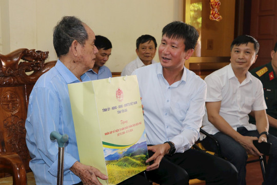 Yên Bái: Trao hơn 200 suất quà tri ân người có công trong Chiến dịch Điện Biên Phủ