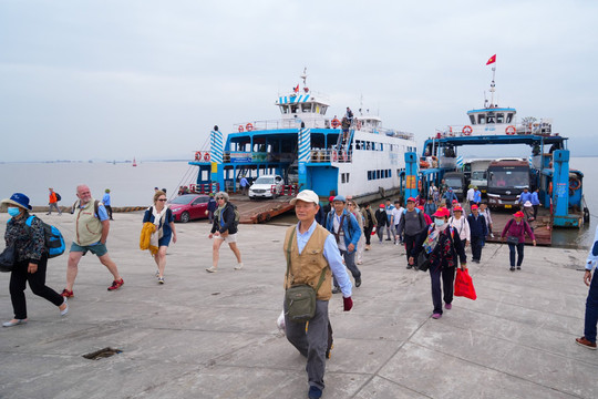 Hải Phòng: Hạn chế một số phương tiện đi phà Đồng Bài sang đảo Cát Bà