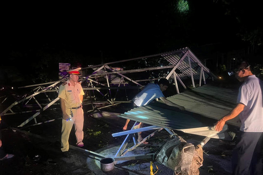 Yên Bái: Một người tử vong, 76 căn nhà bị tốc mái do dông, sét