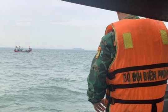 Nghệ An: Nỗ lực tìm kiếm 2 ngư dân mất tích do bị lật thuyền
