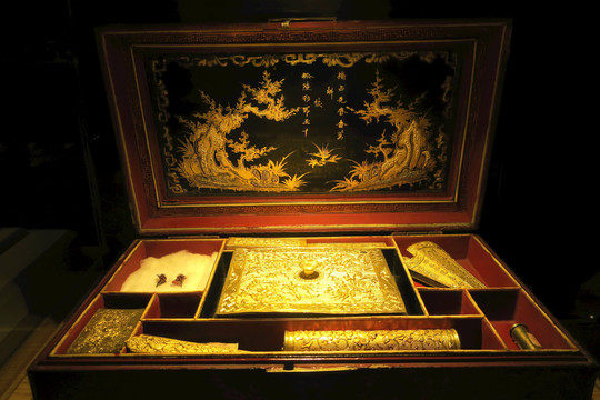 Hải Phòng ra mắt công chúng Bộ hiện vật độc bản bằng vàng