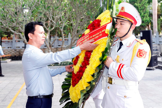 Đoàn ĐBQH khóa XV đơn vị tỉnh Hà Giang viếng các Anh hùng Liệt sỹ tại Nghĩa trang Liệt sỹ Quốc gia Vị Xuyên và Điểm cao 468