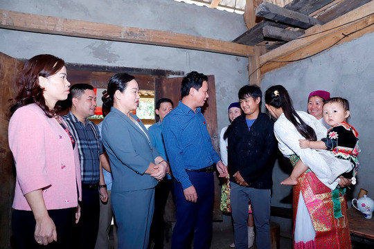 Bộ trưởng Đặng Quốc Khánh thăm, động viên các gia đình đồng bào Hà Giang thực hiện xoá bỏ hủ tục, lạc hậu