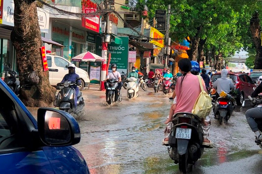 Hà Nội: Cận cảnh tuyến đường không có hệ thống thoát nước, hễ mưa là ngập