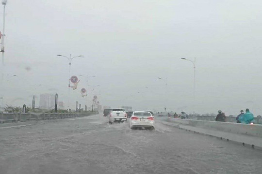 Hà Nội: Kiểm tra, khắc phục tình trạng ngập nước cầu Vĩnh Tuy 2