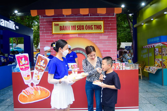 Vinamilk & Sữa đặc Ông Thọ tái hiện “Góc phố ẩm thực tuổi thơ” tại Lễ hội bánh mì 2024