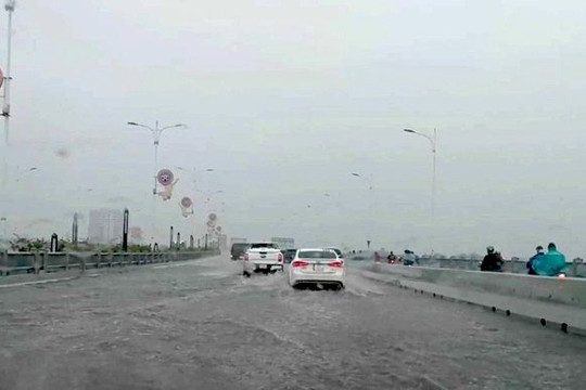 Rác thải khiến cầu Vĩnh Tuy 2 bị ngập nước sau mưa