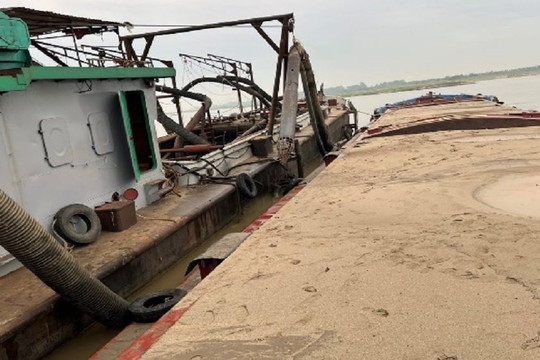Hà Nội: Bắt giữ hai tàu khai thác cát trái phép trên sông Hồng