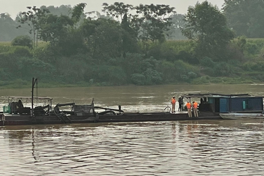 Thanh Hóa: Bắt giữ 2 thuyền bơm hút cát trái phép trên sông Mã