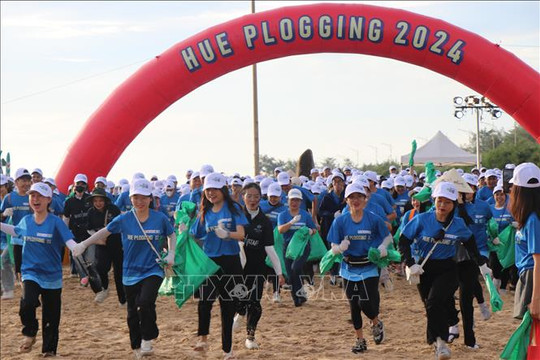Hơn 350 người thi đi bộ, thu gom gần 2 tấn rác để làm sạch bãi biển Thuận An