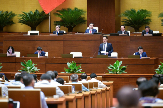 Bộ trưởng Đặng Quốc Khánh trả lời chất vấn trước Quốc hội