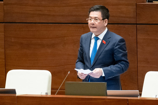 Bộ trưởng Bộ Công Thương Nguyễn Hồng Diên trả lời chất vấn Quốc hội
