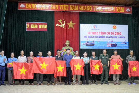 Thanh Hóa: Trao tặng 2000 lá cờ Tổ quốc cho ngư dân