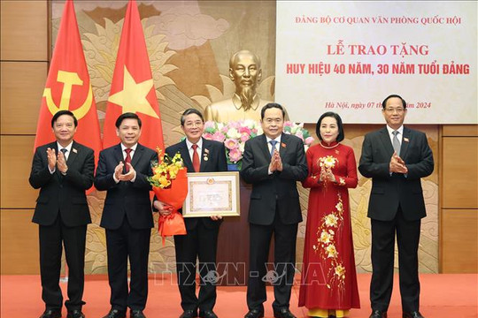 Chủ tịch Quốc hội Trần Thanh Mẫn dự Lễ trao huy hiệu 40 năm, 30 năm tuổi Đảng