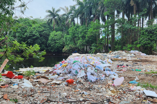 Quận Bắc Từ Liêm – Hà Nội:  Xe tải ngang nhiên đổ rác thải xuống hồ