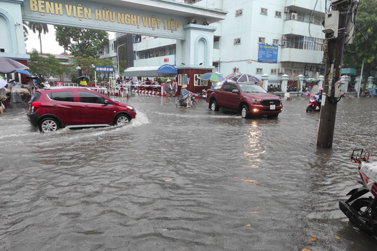 Mưa lớn khiến nhiều tuyến phố tại Hải Phòng bị ngập