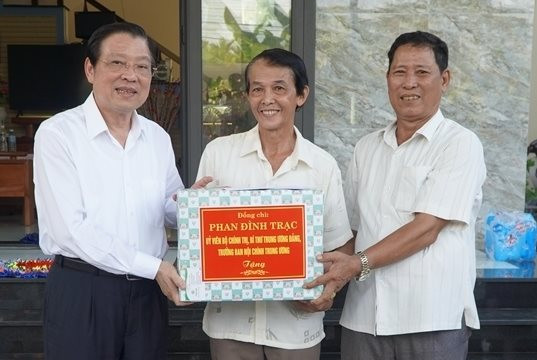 Trưởng Ban Nội chính Trung ương Phan Đình Trạc thăm “3 ngôi làng kiểu mẫu” tại Quảng Nam