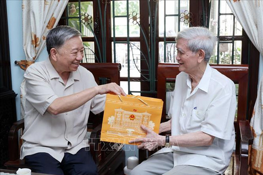 Chủ tịch nước Tô Lâm thăm và chúc mừng một số nhà báo lão thành
