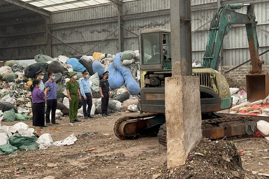 Quảng Ninh: Giám sát tiêu hủy gần 25 tấn chân gà đông lạnh không rõ nguồn gốc, xuất xứ
