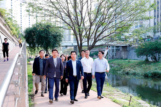 Bộ trưởng Đặng Quốc Khánh thăm công trình "sống lại dòng sông chết" tại Seoul