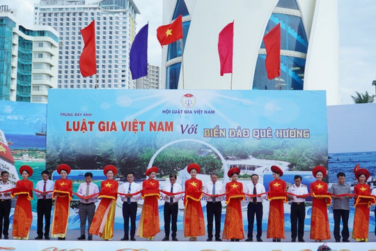 Khánh Hòa: Trưng bày gần 400 ảnh “Luật gia Việt Nam với biển, đảo quê hương”