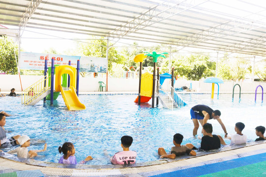 TP. Móng Cái (Quảng Ninh): Mở 6 lớp dạy bơi miễn phí cho trẻ em có hoàn cảnh khó khăn
