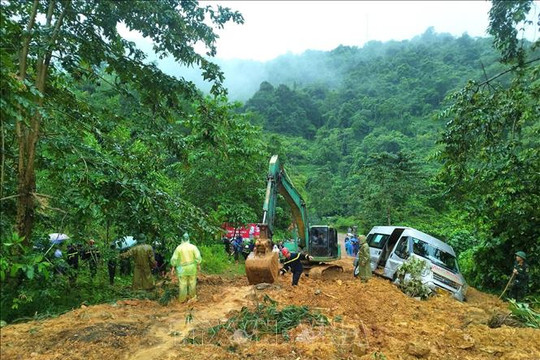 Hà Giang: Sạt lở đất vùi lấp ô tô khách làm 8 người chết, 4 người bị thương