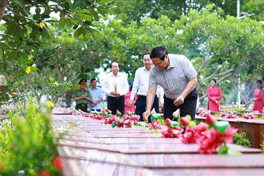 Thủ tướng dâng hương tưởng niệm các Anh hùng liệt sỹ thành phố Cần Thơ