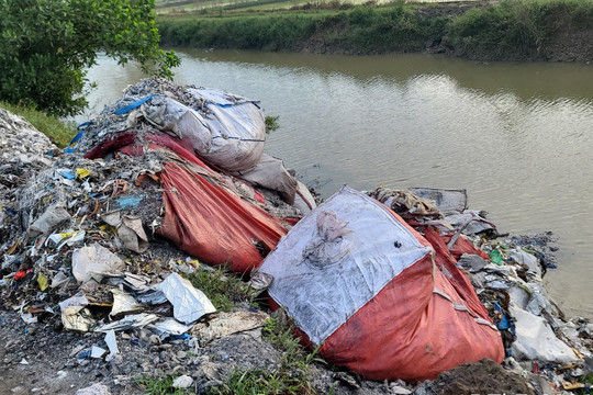 Bình Giang (Hải Dương): Hàng chục tấn rác bị đổ trộm ven đường