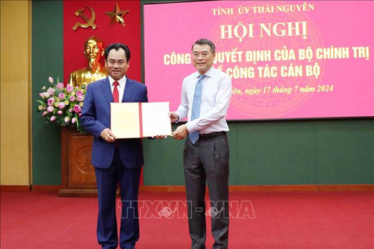 Trao Quyết định chuẩn y ông Trịnh Việt Hùng giữ chức Bí thư Tỉnh ủy Thái Nguyên