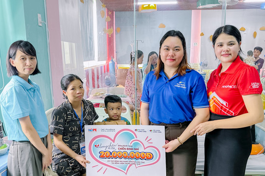 FPT Long Châu trao yêu thương đến bệnh nhi bệnh viện TW Huế