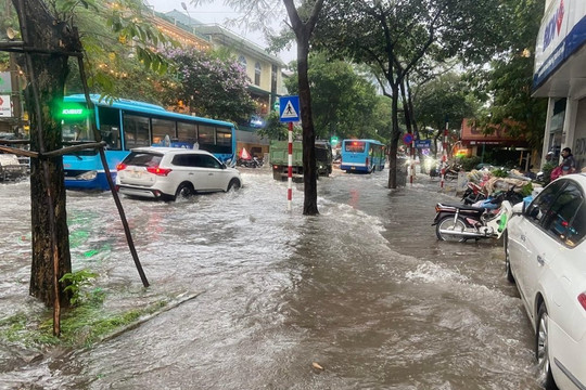 Hà Nội mưa lớn, cảnh báo nhiều tuyến đường có nguy cơ ngập