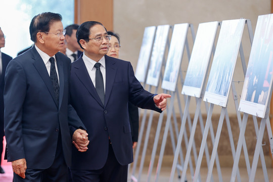 Thủ tướng Phạm Minh Chính gặp Tổng Bí thư, Chủ tịch nước Lào