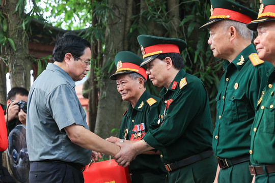 Thủ tướng tưởng niệm các Anh hùng liệt sĩ và tặng quà gia đình chính sách tại Thái Nguyên