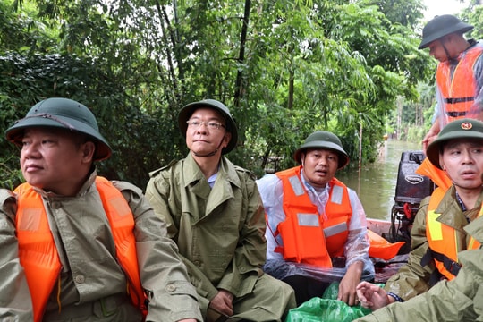 Phó Thủ tướng Lê Thành Long thăm người dân vùng "rốn lũ" của Hà Nội