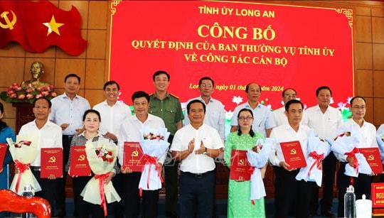 Long An: Công bố các quyết định về công tác cán bộ