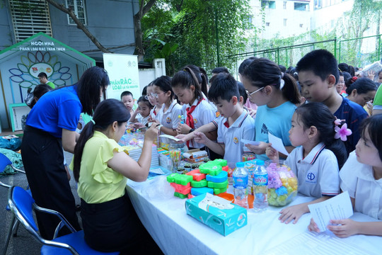 Học sinh Hà Nội hào hứng với ngày hội "Phân loại rác tại nguồn"