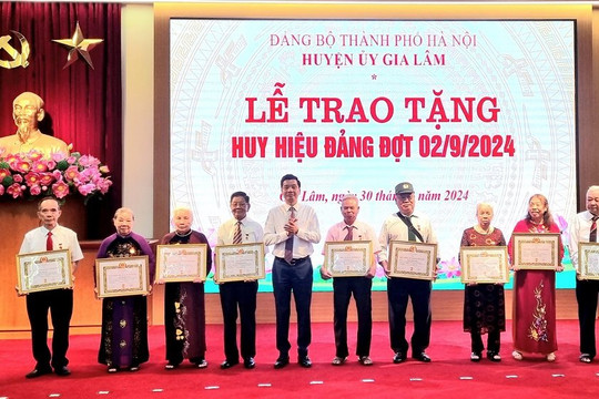 Gia Lâm: Trao Huy hiệu Đảng cho 257 đảng viên