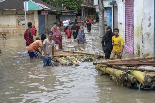 Lũ lụt, lở đất tàn phá khắp Nam Á