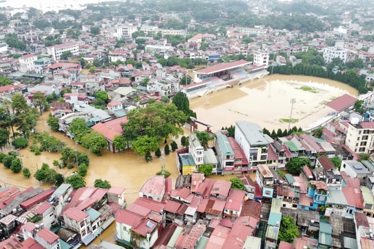 Nước sông Hồng tiếp tục lên, TP. Yên Bái chìm trong biển nước