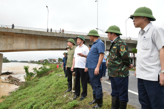 Phó Thủ tướng Hồ Đức Phớc thị sát, chỉ đạo công tác phòng chống bão lụt tại Thái Nguyên