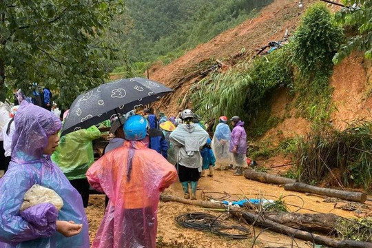 Thiệt hại về người tăng, lũ vẫn đang lên và nguy cơ cao sạt lở, lũ quét