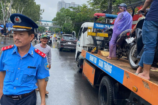 Thanh tra Sở GTVT Hà Nội giúp người dân vượt qua vùng ngập úng